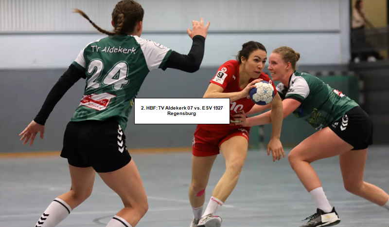 Eine Handballspielerin des ESV Regensburg setzt sich gegen zwei Spielerinnen des TV Aldekerk durch (2.Bundesliga)
