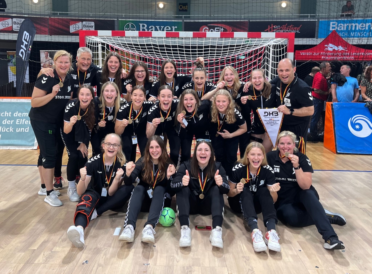 Teamfoto der weibl. Handball A1-Jugend des TV Aldekerk beim Final4 um die Deutsche Meisterschaft in Leverkusen im Juni 2022