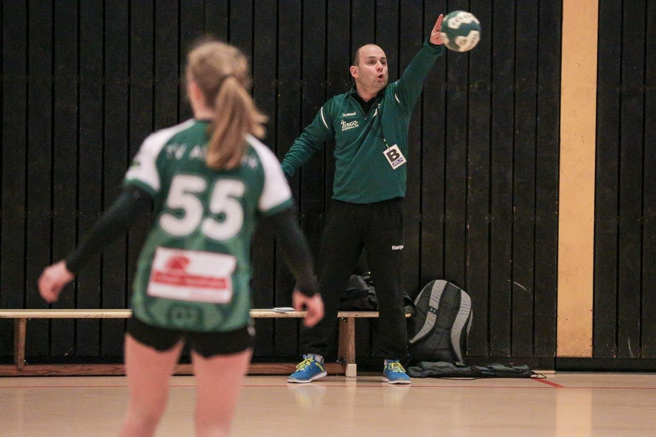 Handballtrainer Rene`Baude vom TV Aldekerk an der Auswechselbank während eine Handballspiels der weiblichen A-Jugend
