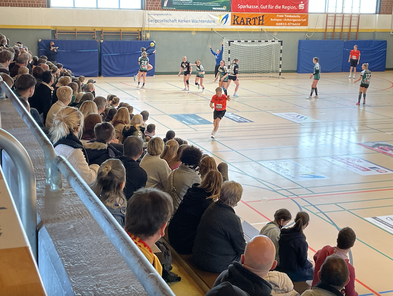 Die weibliche Handball A1-Jugend des TV Aldekerk starten einen Angriff.
