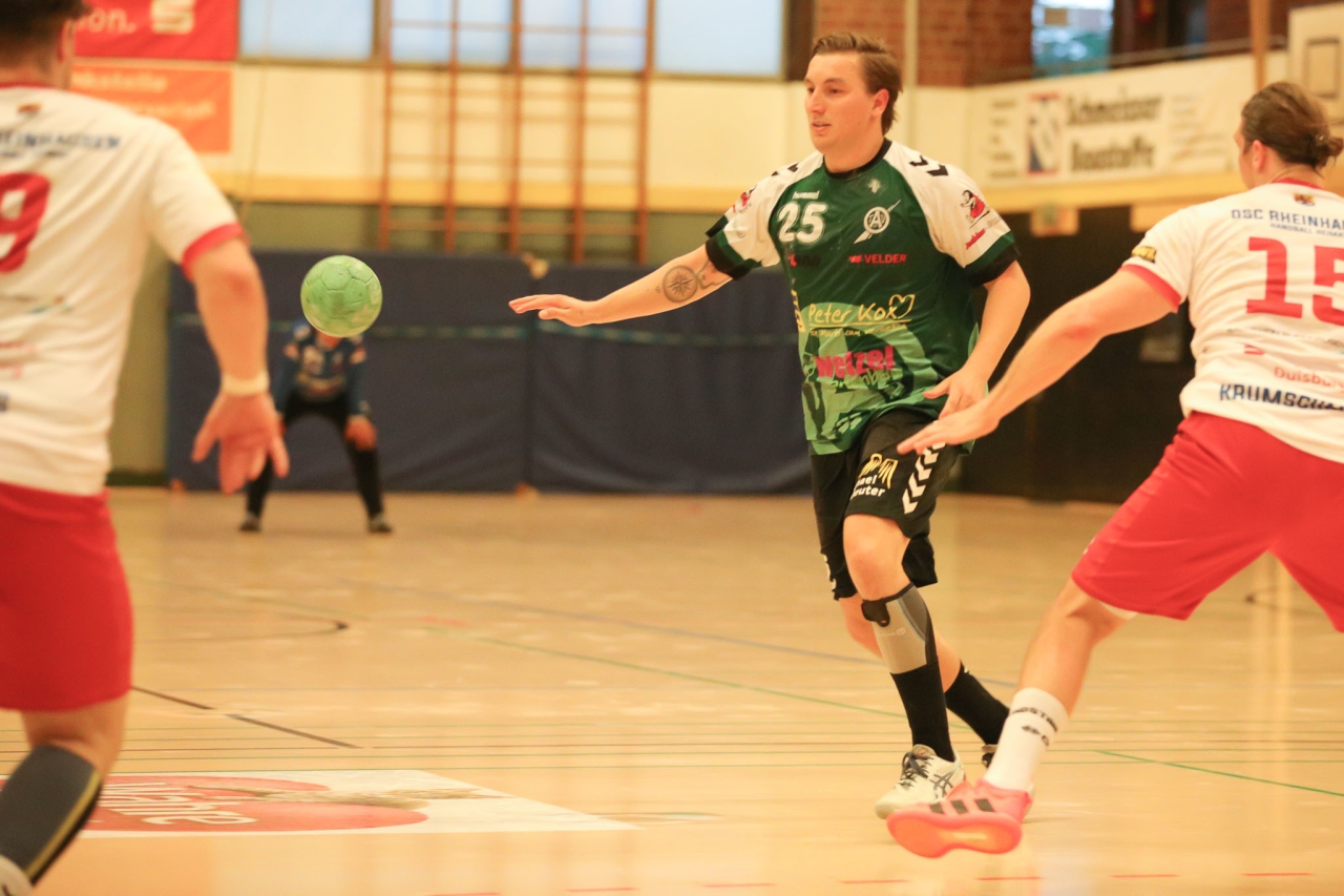 Handballer Julian Mumme vom TV Aldekerk wirft den Ball zu einem Mitspieler.