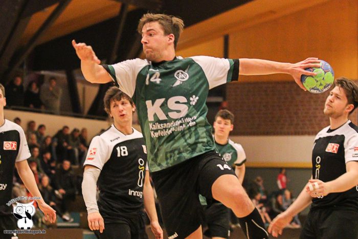 Handballer Thomas Plhak  vom TV Aldekerk bejubelt ein Tor für seine Mannschaft