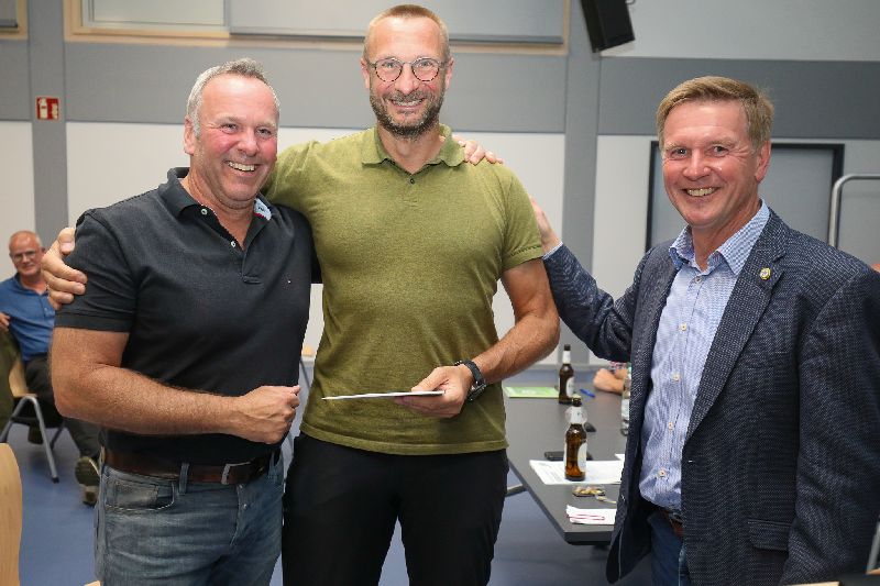 Arno Färbers und Dirk Möcking vom TV Aldekerk bedanken sich bei Klemens Molderings für seinen langjährigen Einsatz als Gründer und Leiter der Triathlonabteilung 